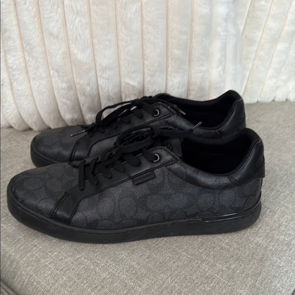 Mens Low Line Sneaker in Signature Canvas
*SLIGHTLY WORN*